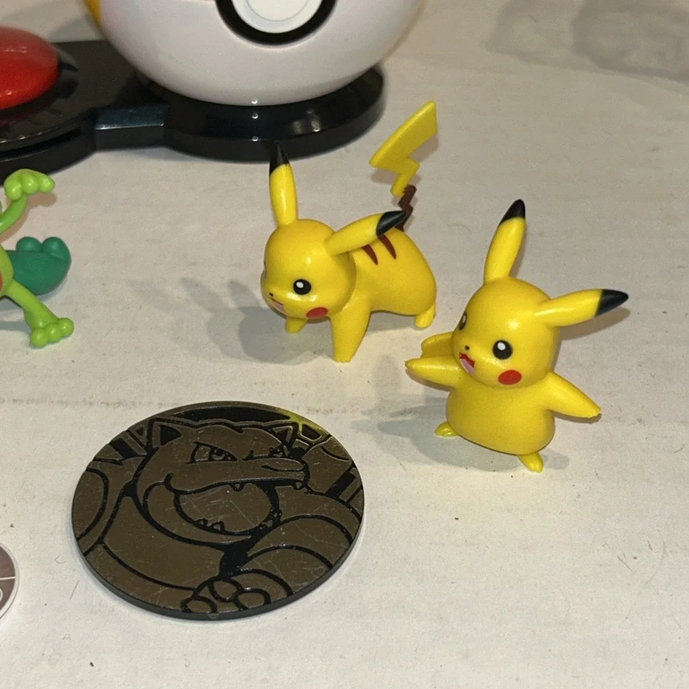 Pokemon Toy & Figure Lot‎ Charizard Pikachu Treecko E3
